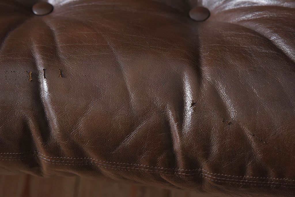 ヴィンテージ家具　北欧家具　ビンテージ　革張りの3人掛けソファ