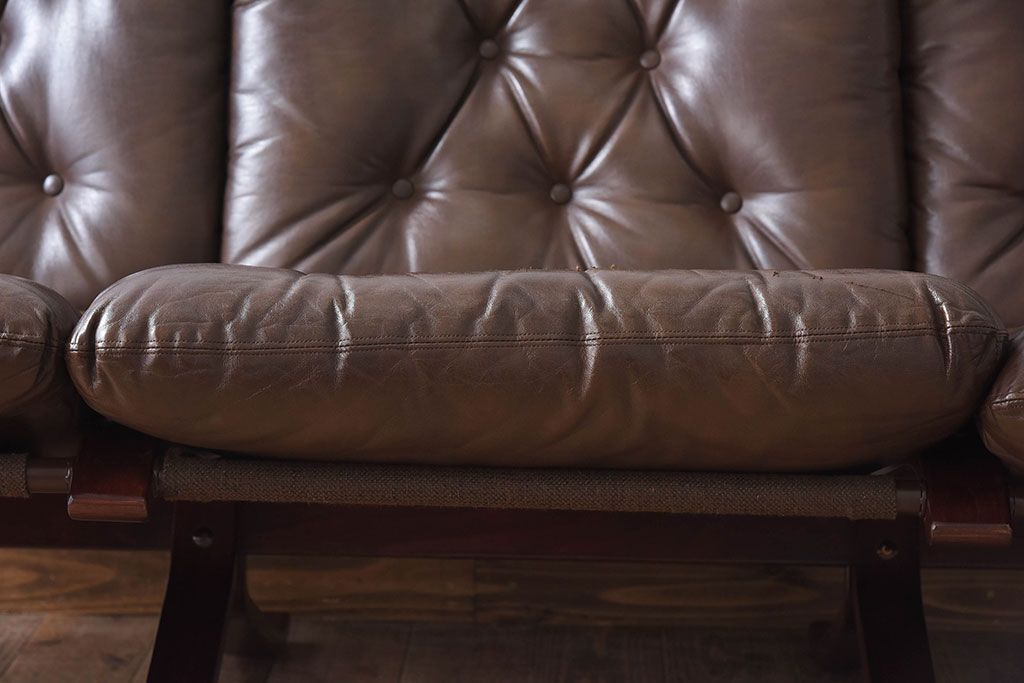 ヴィンテージ家具　北欧家具　ビンテージ　革張りの3人掛けソファ