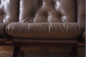 ヴィンテージ家具　北欧家具　ビンテージ　革張りの3人掛けソファ