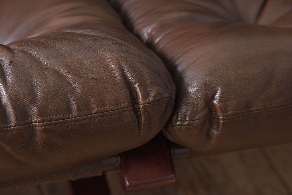 ヴィンテージ家具　北欧家具　ビンテージ　革張りの3人掛けソファ