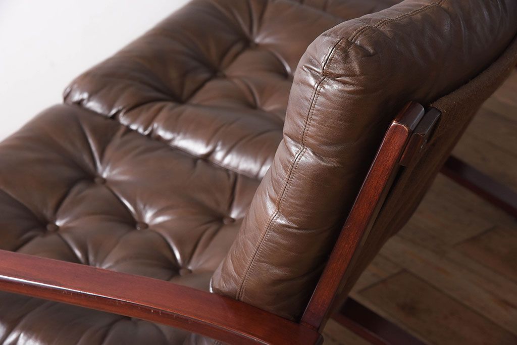 ヴィンテージ家具　北欧家具　ビンテージ　革張りの3人掛けソファ