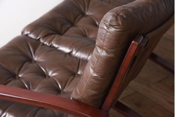 ヴィンテージ家具　北欧家具　ビンテージ　革張りの3人掛けソファ