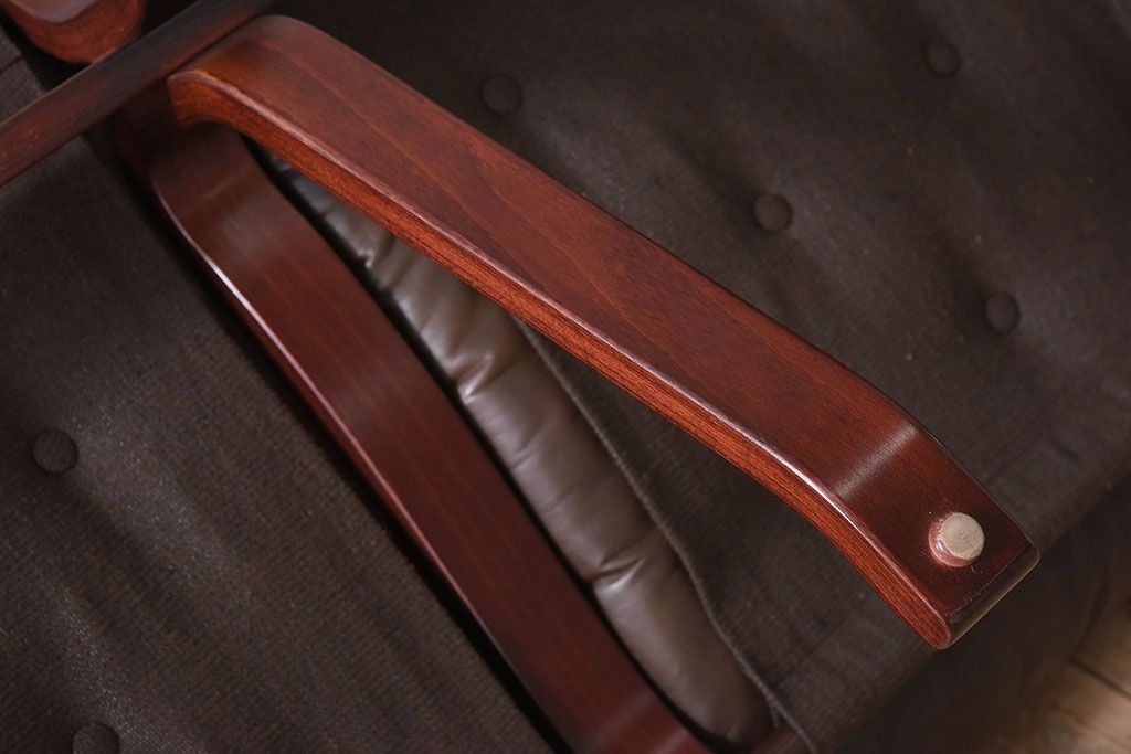 ヴィンテージ家具　北欧家具　ビンテージ　革張りの3人掛けソファ