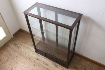 アンティーク家具　栗材製　アンティークの薄型ガラスケース