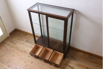 アンティーク家具　栗材製　アンティークの薄型ガラスケース
