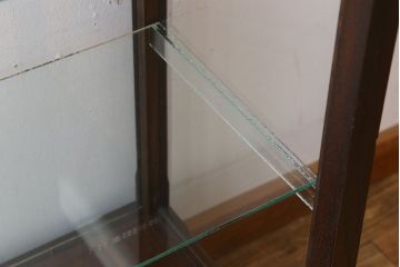 アンティーク家具　栗材製　アンティークの薄型ガラスケース
