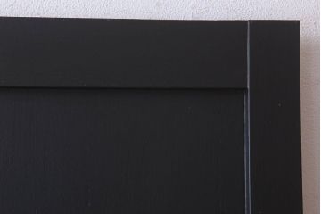 アンティーク　艶消しブラックペイントのシンプルなドア