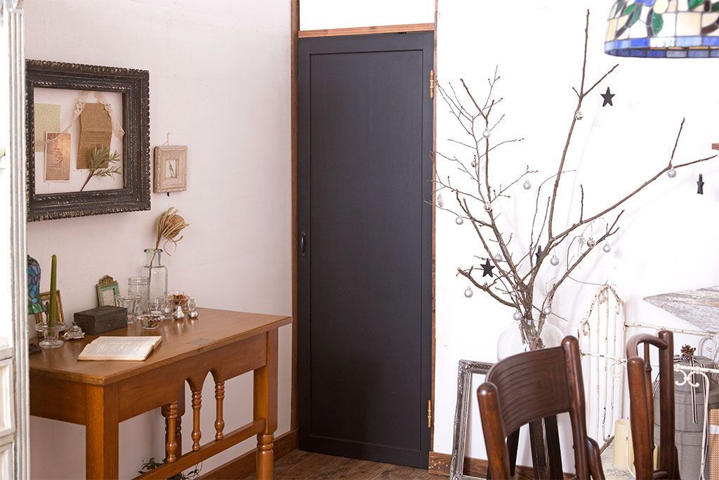 アンティーク　艶消しブラックペイントのシンプルなドア
