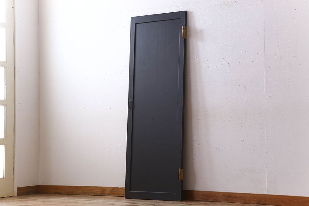 アンティーク　艶消しブラックペイントのシンプルなドア