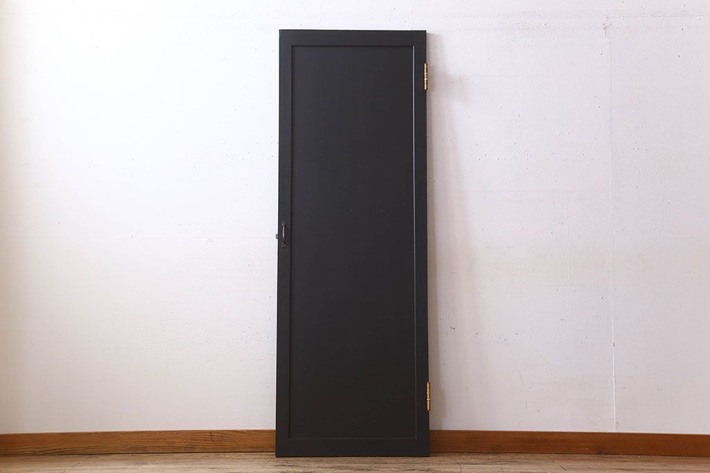 アンティーク　艶消しブラックペイントのシンプルなドア
