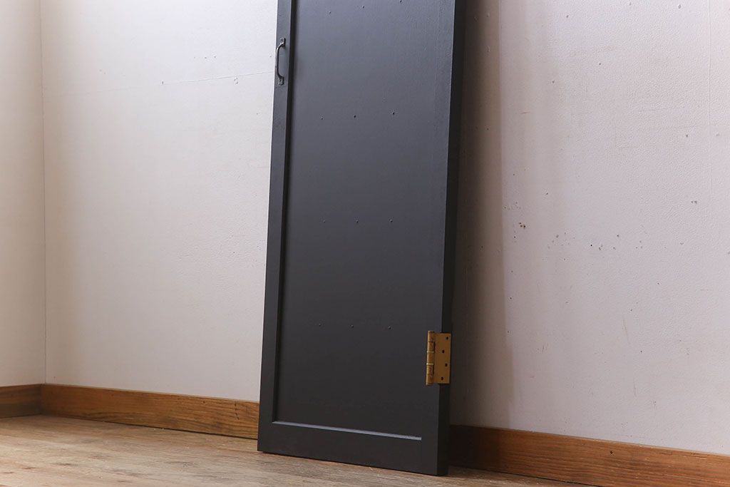 アンティーク　艶消しブラックペイントのシンプルなドア