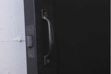 アンティーク　艶消しブラックペイントのシンプルなドア