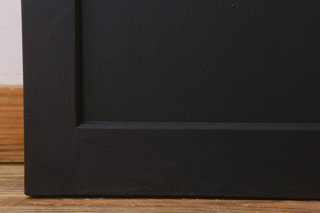 アンティーク　艶消しブラックペイントのシンプルなドア