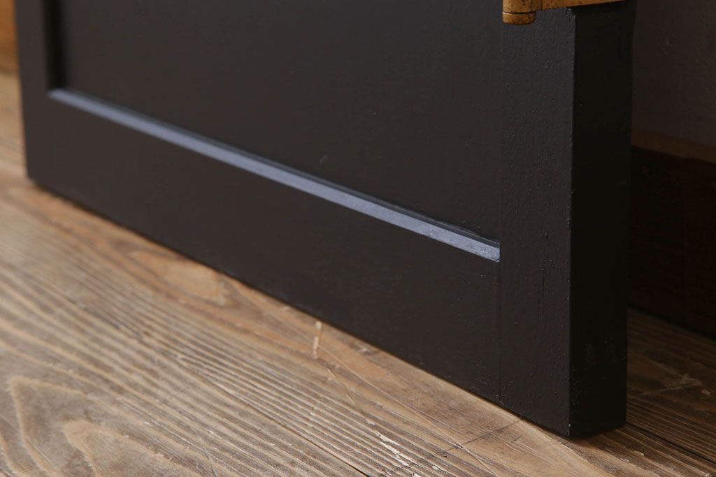 アンティーク　艶消しブラックペイントのシンプルなドア