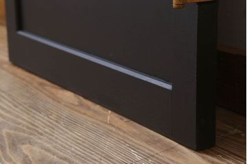 アンティーク　艶消しブラックペイントのシンプルなドア