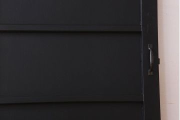 アンティーク　艶消しブラックペイントのシンプルなドア