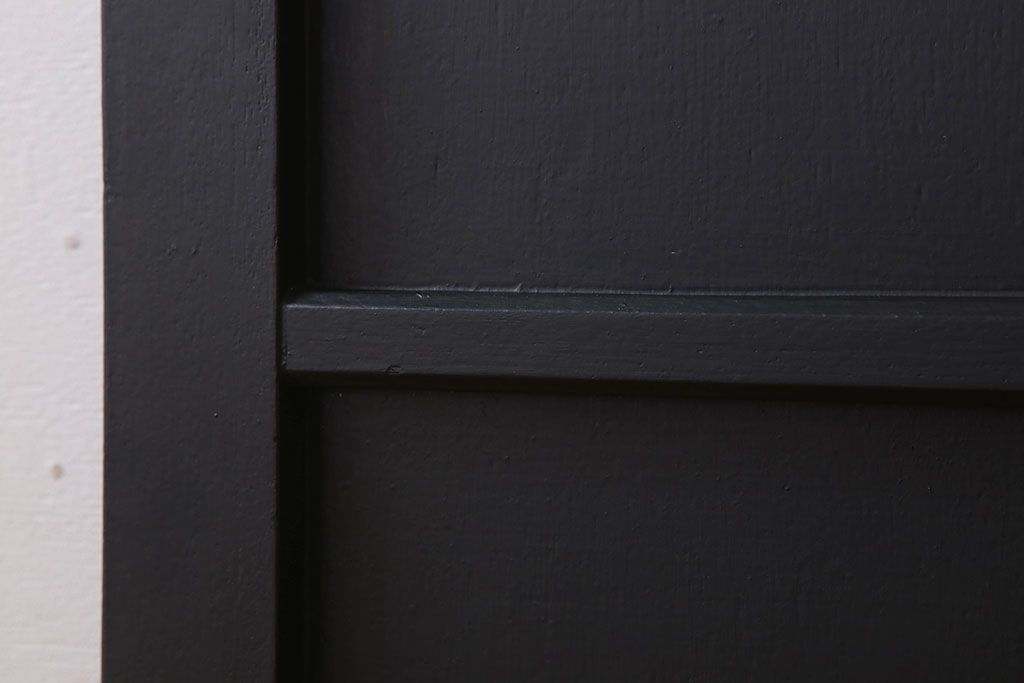 アンティーク　艶消しブラックペイントのシンプルなドア