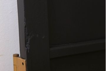 アンティーク　艶消しブラックペイントのシンプルなドア