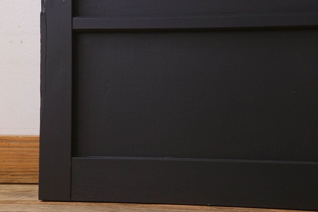 アンティーク　艶消しブラックペイントのシンプルなドア