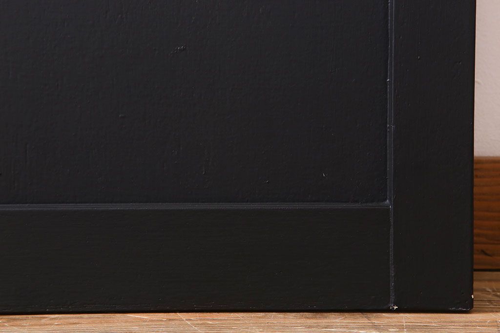 アンティーク　艶消しブラックペイントのシンプルなドア