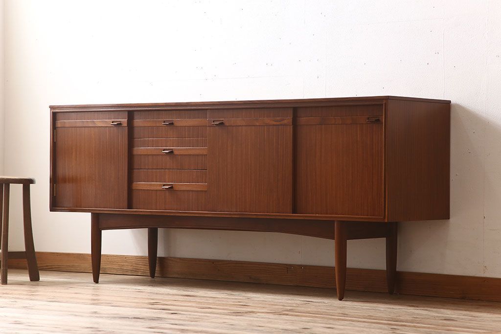 ヴィンテージ家具　北欧ビンテージ　デンマーク製　脚付きサイドボード