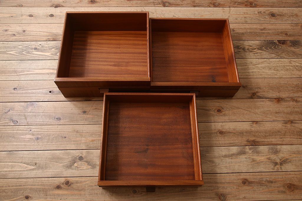 ヴィンテージ家具　北欧ビンテージ　デンマーク製　脚付きサイドボード