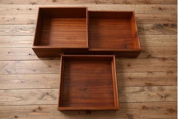 ヴィンテージ家具　北欧ビンテージ　デンマーク製　脚付きサイドボード