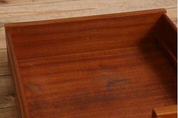 ヴィンテージ家具　北欧ビンテージ　デンマーク製　脚付きサイドボード