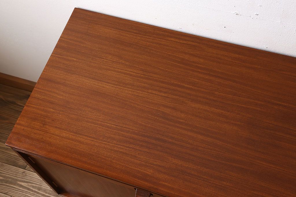 ヴィンテージ家具　北欧ビンテージ　デンマーク製　脚付きサイドボード