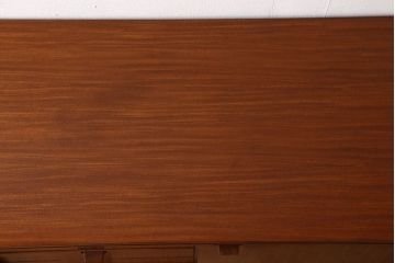 ヴィンテージ家具　北欧ビンテージ　デンマーク製　脚付きサイドボード