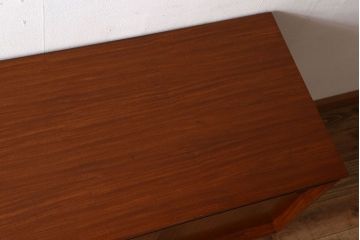 ヴィンテージ家具　北欧ビンテージ　デンマーク製　脚付きサイドボード