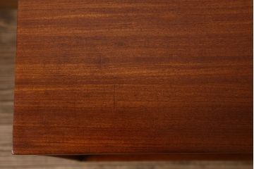 ヴィンテージ家具　北欧ビンテージ　デンマーク製　脚付きサイドボード