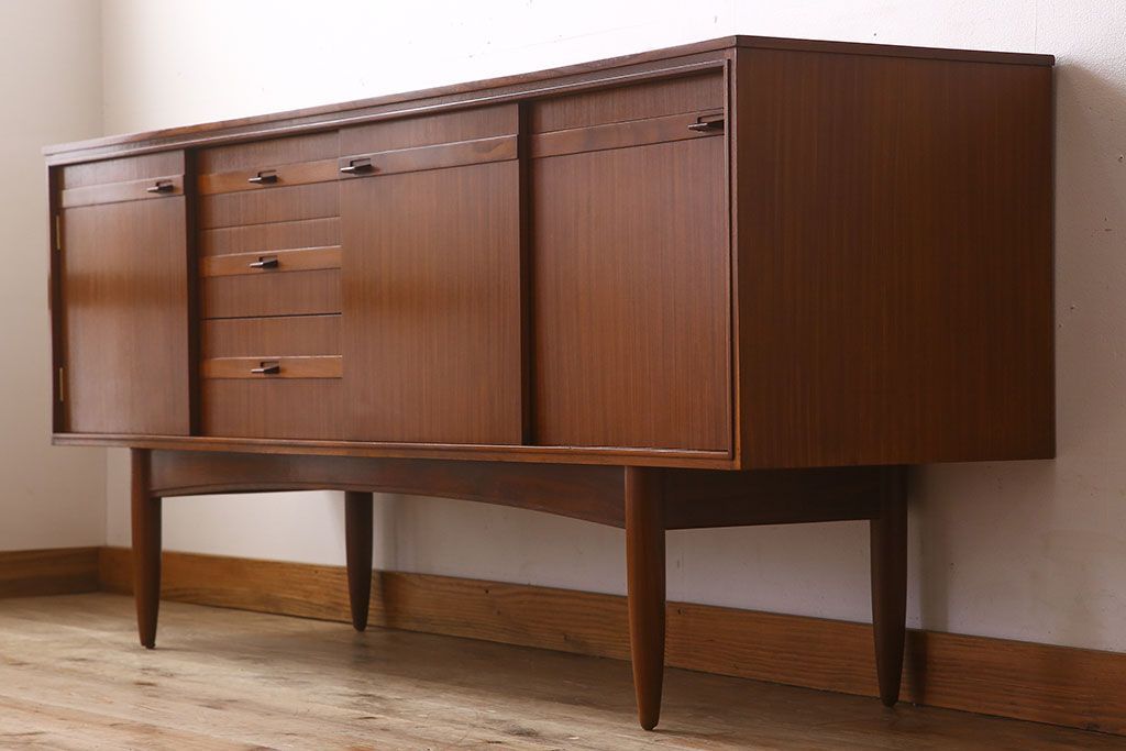 ヴィンテージ家具　北欧ビンテージ　デンマーク製　脚付きサイドボード