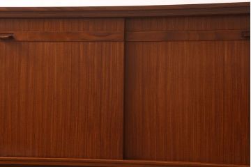 ヴィンテージ家具　北欧ビンテージ　デンマーク製　脚付きサイドボード