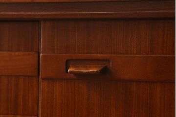 ヴィンテージ家具　北欧ビンテージ　デンマーク製　脚付きサイドボード