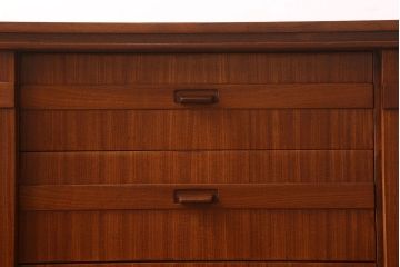 ヴィンテージ家具　北欧ビンテージ　デンマーク製　脚付きサイドボード