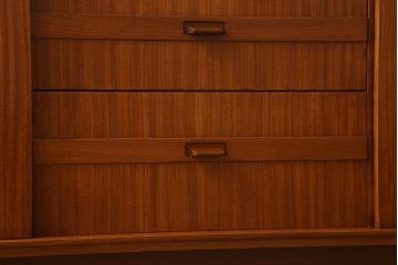 ヴィンテージ家具　北欧ビンテージ　デンマーク製　脚付きサイドボード