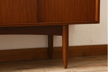 ヴィンテージ家具　北欧ビンテージ　デンマーク製　脚付きサイドボード
