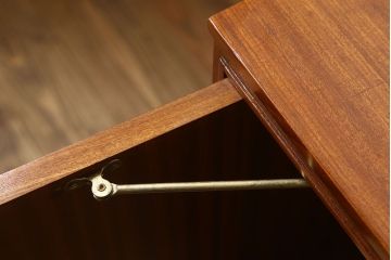 ヴィンテージ家具　北欧ビンテージ　デンマーク製　脚付きサイドボード