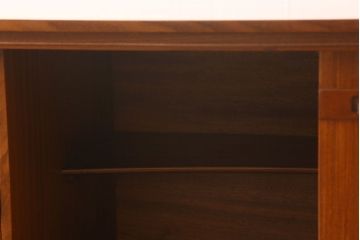 ヴィンテージ家具　北欧ビンテージ　デンマーク製　脚付きサイドボード