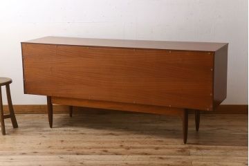 ヴィンテージ家具　北欧ビンテージ　デンマーク製　脚付きサイドボード