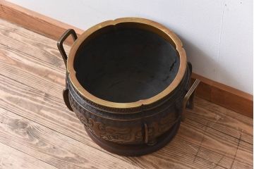 アンティーク雑貨　古民具・骨董　木製台座付き!饕餮(とうてつ)紋の古い真鍮製火鉢(1)