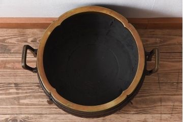 アンティーク雑貨　古民具・骨董　木製台座付き!饕餮(とうてつ)紋の古い真鍮製火鉢(1)