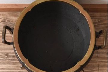 アンティーク雑貨　古民具・骨董　木製台座付き!饕餮(とうてつ)紋の古い真鍮製火鉢(1)