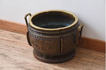 アンティーク雑貨　古民具・骨董　木製台座付き!饕餮(とうてつ)紋の古い真鍮製火鉢(2)