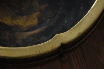アンティーク雑貨　古民具・骨董　木製台座付き!饕餮(とうてつ)紋の古い真鍮製火鉢(2)