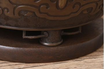 アンティーク雑貨　古民具・骨董　木製台座付き!饕餮(とうてつ)紋の古い真鍮製火鉢(2)