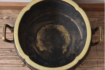 アンティーク雑貨　古民具・骨董　木製台座付き!饕餮(とうてつ)紋の古い真鍮製火鉢(2)