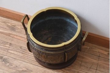 アンティーク雑貨　古民具・骨董　木製台座付き!饕餮(とうてつ)紋の古い真鍮製火鉢(2)