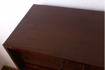 アンティーク家具　和製アンティーク　漆塗り!前面欅材の三段重ね時代箪笥